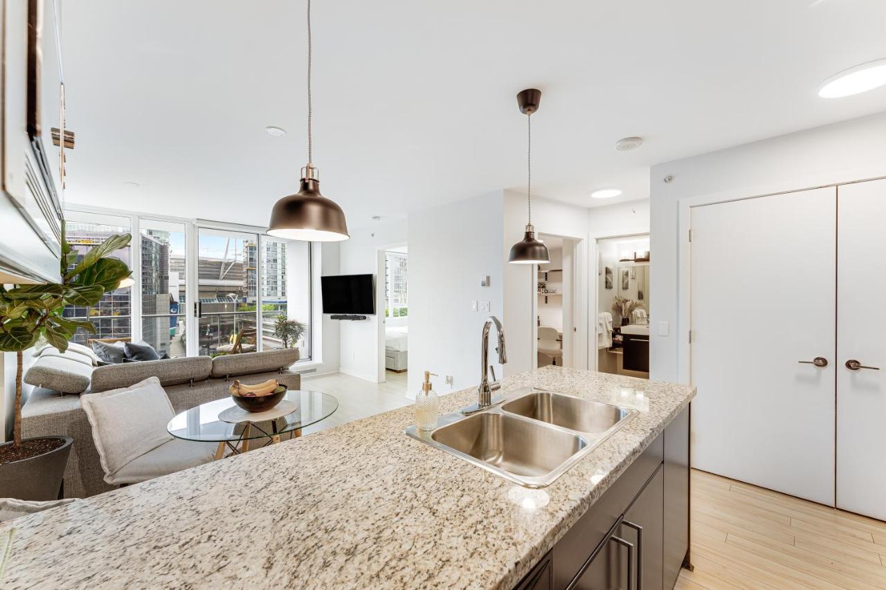 Heart Of Downtown 1 Bd Entire Condo - Pool, Gym, Parking, Office, Ac Vancouver Buitenkant foto